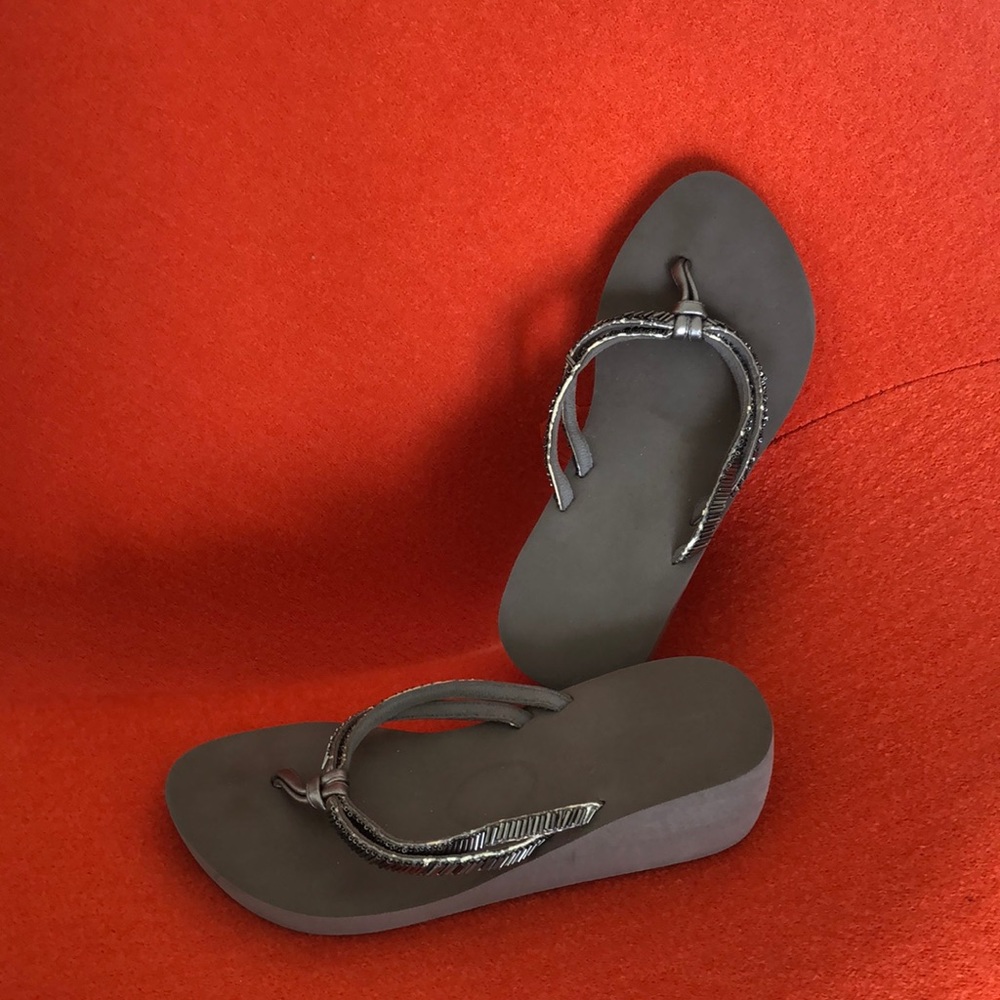 GREIGE FLIP-FLOPS
